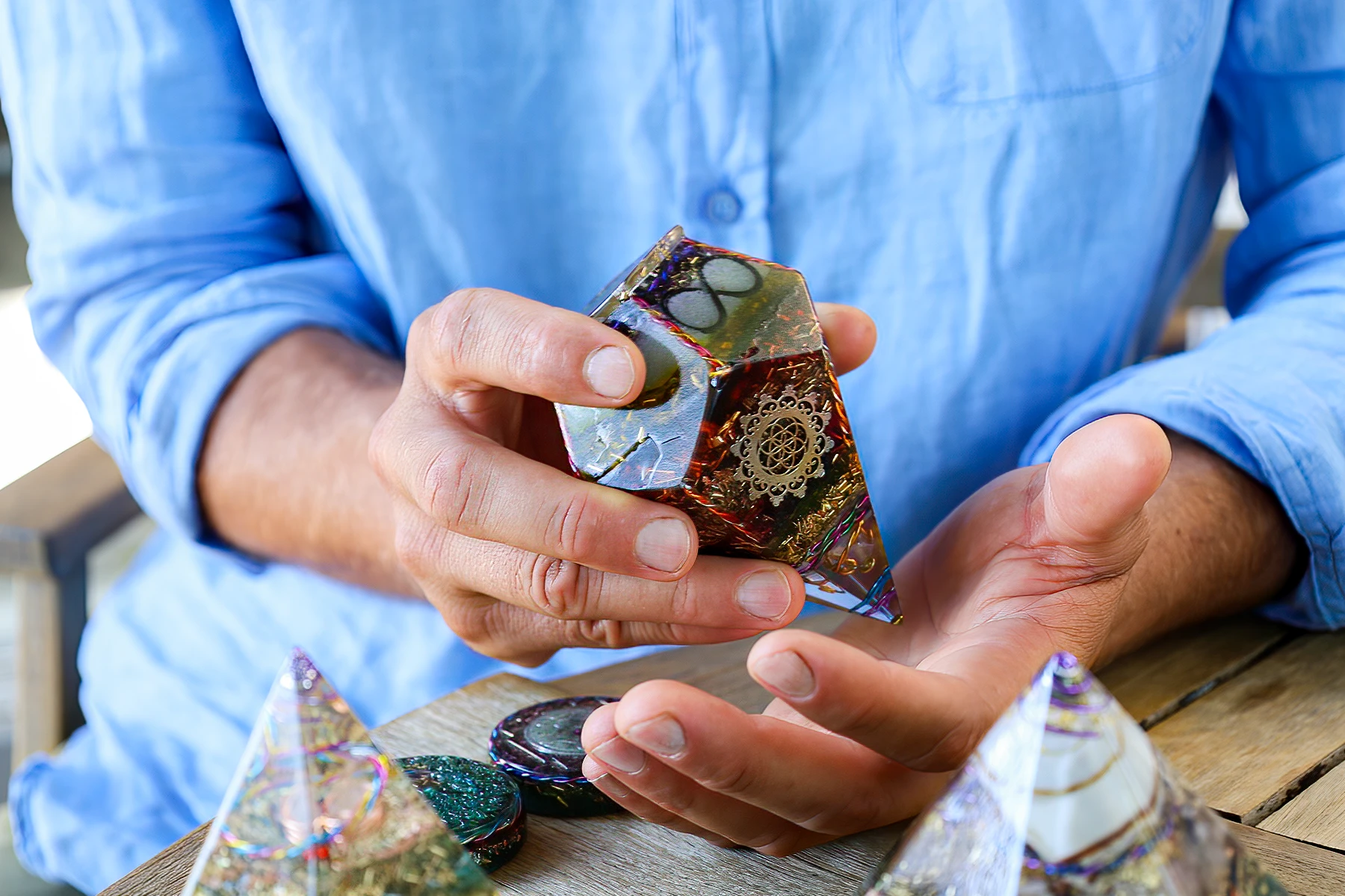 un thérapeute holistique tenant dans sa main une orgonite 